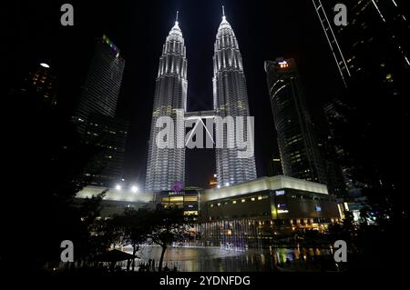 Kuala Lumpur, Malaysia - 29. Juli 2023: Panoramablick auf die berühmten Petronas Towers, gelegen in KLCC, dem Finanzviertel. Stockfoto