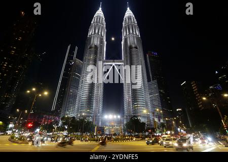 Kuala Lumpur, Malaysia - 29. Juli 2023: Panoramablick auf die berühmten Petronas Towers, gelegen in KLCC, dem Finanzviertel. Stockfoto
