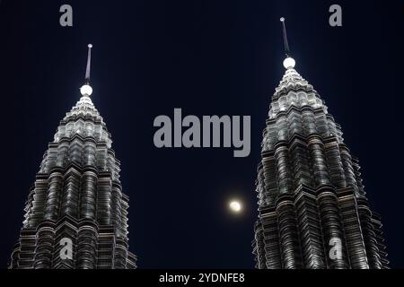 Kuala Lumpur, Malaysia - 29. Juli 2023: Die berühmten Petronas Towers in KLCC, dem Finanzviertel der malaysischen Hauptstadt. Stockfoto