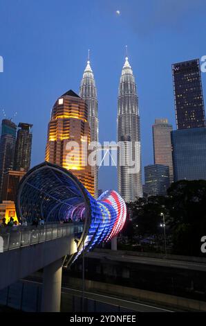 Kuala Lumpur, Malaysia - 29. Juli 2023: Panoramablick auf die Saloma-Brücke und die berühmten Petronas-Türme in KLCC. Stockfoto