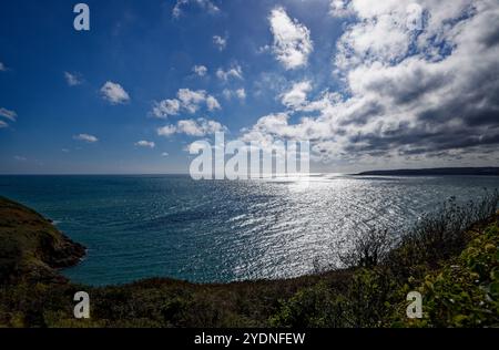 Die Sonne glitzert auf dem blauen Wasser einer Weite der Mevagissey Bay, St Austell, Cornwall. Stockfoto