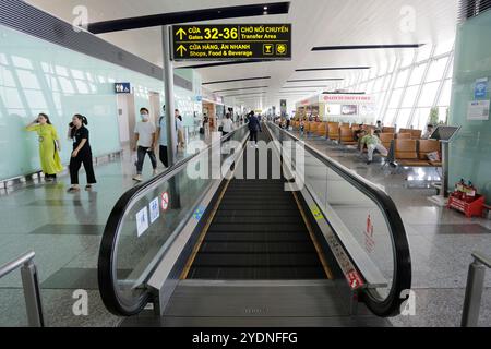 Hanoi, Vietnam - 26. Juli 2023: Menschen nutzen den Laufsteg im Abflugsteig Terminal des internationalen Flughafens Noi Bai. Stockfoto