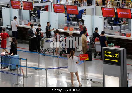 Hanoi, Vietnam - 26. Juli 2023: Luftaufnahme der Check-in-Schalter von VietJet Airlines im Flughafen Noi Bai, HAN, Abflugterminal. Stockfoto