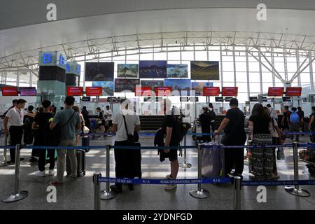 Hanoi, Vietnam - 26. Juli 2023: Passagiere stehen an den Check-in-Schaltern der VietJet Airlines am Flughafen Noi Bai, HAN. Stockfoto