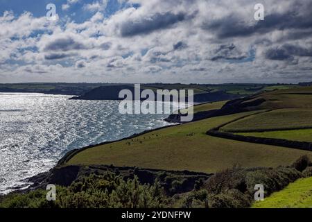 Die Sonne glitzert auf der Weite der Mevagissey Bay in der Nähe von Pentewan Sands, St Austell, Cornwall. Stockfoto
