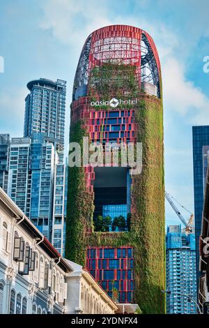 Singapur - 15. August 2024: Hängende Gärten auf dem roten wunderschönen Oasia Hotel in Tanjung Pagar Stockfoto