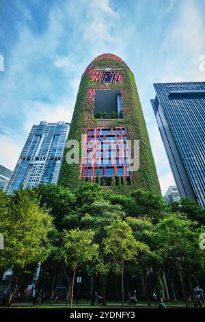 Singapur - 15. August 2024: Hängende Gärten auf dem roten wunderschönen Oasia Hotel in Tanjung Pagar Stockfoto