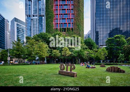 Singapur - 15. August 2024: Hängende Gärten auf dem roten wunderschönen Oasia Hotel in Tanjung Pagar Stockfoto