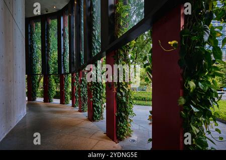 Singapur - 15. August 2024: Hängende Gärten auf dem roten wunderschönen Oasia Hotel in Tanjung Pagar Stockfoto