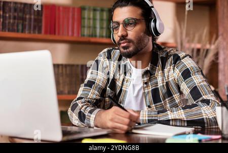 Arab Student Guy Lernen Online Am Laptop Sitzen In Der Bibliothek Stockfoto