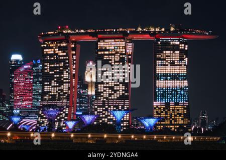 Singapur - 12. August 2024: Blick auf die Skyline von Singapur mit dem Marina Bay Sands and Garden by the Bay Super Tree Grove Stockfoto