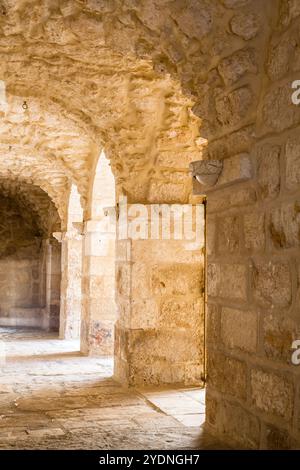 Schöner Backsteinbogen mit zurückziehendem Pfad in einer Kirche in Jerusalem Stockfoto