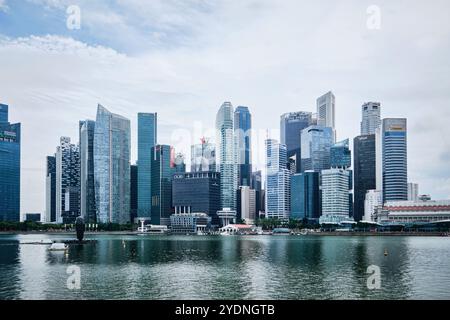 Singapur - 13. August 2024: Skyline der Stadt mit Wolkenkratzern im Marina Bay Financial Centre Stockfoto