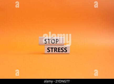 Stoppspannung Symbol. Konzeptwort Stoppspannung auf Holzblöcken. Wunderschöner orangefarbener Hintergrund. Business- und Stop Stress-Konzept. Kopierbereich Stockfoto