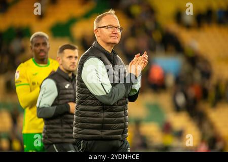 Glen Riddersholm lobt die Heimfans nach dem Sky Bet Championship-Spiel zwischen Norwich City und Middlesbrough in der Carrow Road, Norwich, am Sonntag, den 27. Oktober 2024. (Foto: David Watts | MI News) Credit: MI News & Sport /Alamy Live News Stockfoto