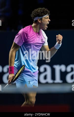 St. Jakobshalle, Basel, Schweiz. Oktober 2024. ATP 500 Swiss Indoors Basel Tennis, Tag 7; Ben Shelton (USA) reagiert während des Spiels gegen Giovanni Mpetshi Perricard (FRA) im Finale der Singles Credit: Action Plus Sports/Alamy Live News Stockfoto