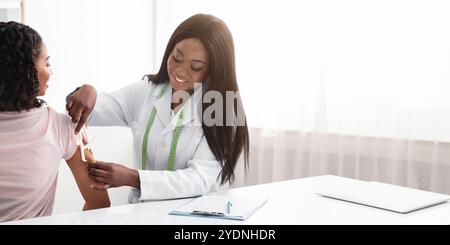 Ernährungsberater überprüft das Körperfett des Patienten mit Spezialwerkzeugen Stockfoto