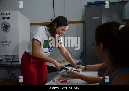 27. Oktober 2024, Natal, Rio Grande do Norte, Brasilien: Natal (rn), 10/27/2024 Ã¢â‚¬' Wahl/natal/rn Ã¢â‚¬' Kandidat natalia bonavides (pt), stimmt an der Staatsschule winston Churchil, am 27. oktober 2024. (Foto: JosÃƒ © Aldenir/Thenews2/Zumapress) (Foto: © Jose Aldenir/TheNEWS2 via ZUMA Press Wire) NUR REDAKTIONELLE VERWENDUNG! Nicht für kommerzielle ZWECKE! Stockfoto