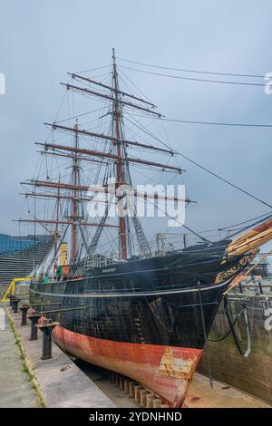 Das Royal Research Ship HMS Discovery sitzt nebeneinander am Ufer des Firth of Tay, Dundee, Schottland Stockfoto