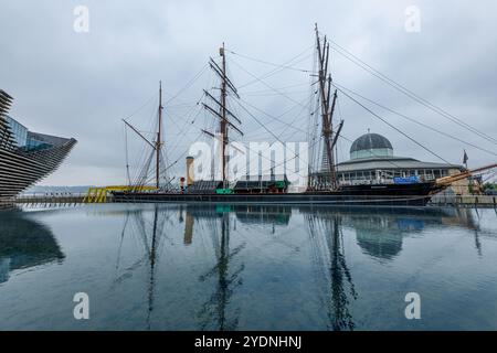 Das Royal Research Ship HMS Discovery sitzt nebeneinander am Ufer des Firth of Tay, Dundee, Schottland Stockfoto