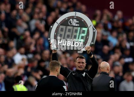 London, Großbritannien. Oktober 2024. Die vierte offizielle Show 12 zusätzliche Minuten am Ende der zweiten Halbzeit während des Premier League-Spiels im London Stadium. Der Bildnachweis sollte lauten: Paul Terry/Sportimage Credit: Sportimage Ltd/Alamy Live News Stockfoto