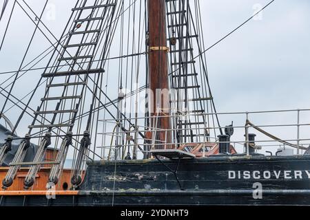 Das Royal Research Ship HMS Discovery sitzt nebeneinander am Ufer des Firth of Tay, Dundee, Schottland Stockfoto