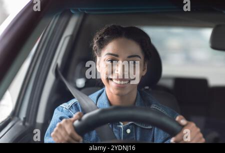 Glückliche Frau Auto fahren und lächeln gehen zur Arbeit oder Unterwegs Stockfoto