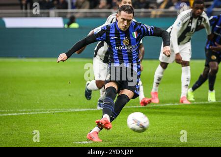 Mailand, Italie. Oktober 2024. Piotr ZIELINSKI von Inter Mailand erzielte seinen Elfmeter beim italienischen Meisterschaftsspiel der Serie A zwischen dem FC Internazionale und Juventus FC am 27. Oktober 2024 im Giuseppe-Meazza-Stadion in Mailand, Italien - Foto Matthieu Mirville (F Bertani)/DPPI Credit: DPPI Media/Alamy Live News Stockfoto