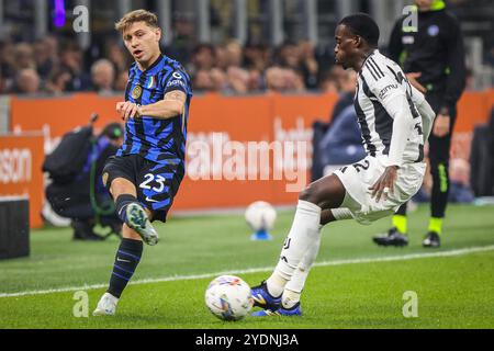Mailand, Italie. Oktober 2024. Nicolo BARELLA von Inter Mailand und Timothy WEAH von Juventus während des italienischen Meisterschaftsspiels Serie A zwischen dem FC Internazionale und Juventus FC am 27. Oktober 2024 im Giuseppe-Meazza-Stadion in Mailand, Italien - Foto Matthieu Mirville (F Bertani)/DPPI Credit: DPPI Media/Alamy Live News Stockfoto