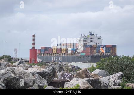 Navegantes-sc, brasilien-oktober 25,2024 dieses Bild zeigt ein Containerfrachtschiff, das im Hafen von Itajaí in Santa Catarina, Brasilien angedockt ist und mit Co beladen ist Stockfoto