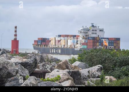 Navegantes-sc, brasilien-oktober 25,2024 dieses Bild zeigt ein Containerfrachtschiff, das im Hafen von Itajaí in Santa Catarina, Brasilien angedockt ist und mit Co beladen ist Stockfoto