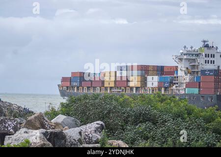 Navegantes-sc, brasilien-oktober 25,2024 dieses Bild zeigt ein Containerfrachtschiff, das im Hafen von Itajaí in Santa Catarina, Brasilien angedockt ist und mit Co beladen ist Stockfoto