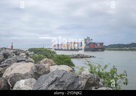 Navegantes-sc, brasilien-oktober 25,2024 dieses Bild zeigt ein Containerfrachtschiff, das im Hafen von Itajaí in Santa Catarina, Brasilien angedockt ist und mit Co beladen ist Stockfoto
