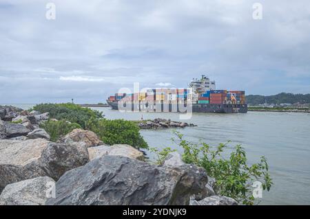Navegantes-sc, brasilien-oktober 25,2024 dieses Bild zeigt ein Containerfrachtschiff, das im Hafen von Itajaí in Santa Catarina, Brasilien angedockt ist und mit Co beladen ist Stockfoto