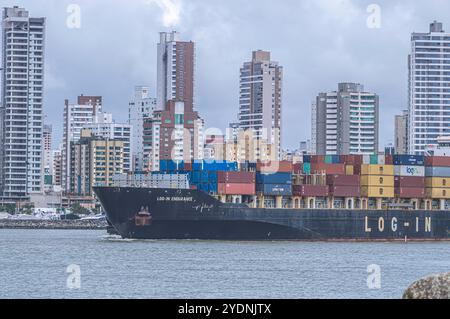 Navegantes-sc, brasilien-oktober 25,2024 dieses Bild zeigt ein Containerfrachtschiff, das im Hafen von Itajaí in Santa Catarina, Brasilien angedockt ist und mit Co beladen ist Stockfoto