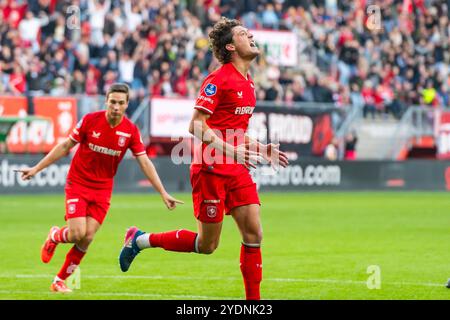 Enschede, Niederlande. Oktober 2024. ENSCHEDE, Stadion Grolsch Veste, 27-10-2024, Saison 2024/2025, niederländischer Eredivisie Football während des Spiels Twente - Heracles FC Twente Spieler Carel Eiting FC Twente Spieler Sam Lammers feiert Credit: Pro Shots/Alamy Live News Stockfoto