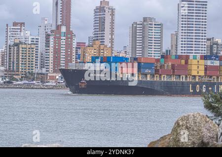 Navegantes-sc, brasilien-oktober 25,2024 dieses Bild zeigt ein Containerfrachtschiff, das im Hafen von Itajaí in Santa Catarina, Brasilien angedockt ist und mit Co beladen ist Stockfoto