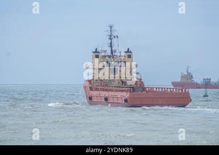 Navegantes-sc, brasilien-oktober 25,2024 dieses Bild zeigt einen Schlepper, der durch einen geschäftigen Hafen navigiert, und zeigt seine wesentliche Rolle bei der Führung und Begleitung Stockfoto