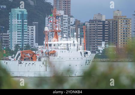 Navegantes-sc, brasilien-oktober 25,2024 dieses Bild zeigt ein brasilianisches Marineschiff, das in der Hafenstadt Itajaí, Santa Catarina, stationiert ist. Mit seinem Strahl Stockfoto
