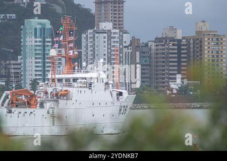 Navegantes-sc, brasilien-oktober 25,2024 dieses Bild zeigt ein brasilianisches Marineschiff, das in der Hafenstadt Itajaí, Santa Catarina, stationiert ist. Mit seinem Strahl Stockfoto