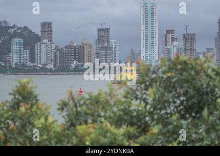 Navegantes-sc, brasilien-oktober 25,2024 dieses Bild zeigt ein brasilianisches Marineschiff, das in der Hafenstadt Itajaí, Santa Catarina, stationiert ist. Mit seinem Strahl Stockfoto