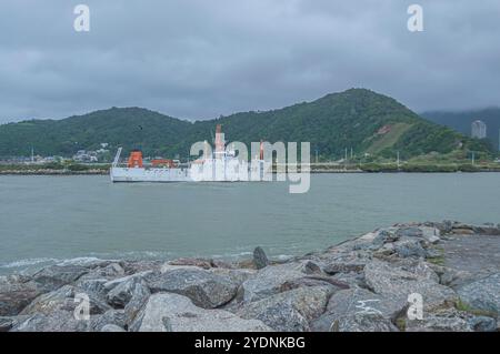 Navegantes-sc, brasilien-oktober 25,2024 dieses Bild zeigt ein brasilianisches Marineschiff, das in der Hafenstadt Itajaí, Santa Catarina, stationiert ist. Mit seinem Strahl Stockfoto