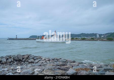 Navegantes-sc, brasilien-oktober 25,2024 dieses Bild zeigt ein brasilianisches Marineschiff, das in der Hafenstadt Itajaí, Santa Catarina, stationiert ist. Mit seinem Strahl Stockfoto