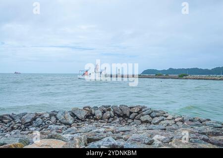 Navegantes-sc, brasilien-oktober 25,2024 dieses Bild zeigt ein brasilianisches Marineschiff, das in der Hafenstadt Itajaí, Santa Catarina, stationiert ist. Mit seinem Strahl Stockfoto