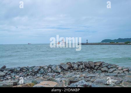 Navegantes-sc, brasilien-oktober 25,2024 dieses Bild zeigt ein brasilianisches Marineschiff, das in der Hafenstadt Itajaí, Santa Catarina, stationiert ist. Mit seinem Strahl Stockfoto