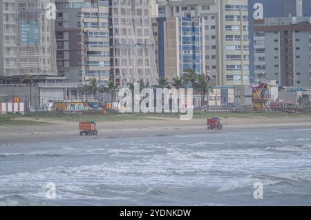 Dieses Bild zeigt die Küstenstadt Navegantes in Santa Catarina, Brasilien. Bekannt für seine schönen Strände, einladende Atmosphäre und Vibr Stockfoto