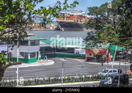 Navegantes-sc, brasilien-oktober 25,2024 dieses Bild zeigt ein Containerfrachtschiff, das im Hafen von Itajaí in Santa Catarina, Brasilien angedockt ist und mit Co beladen ist Stockfoto