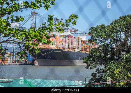 Navegantes-sc, brasilien-oktober 25,2024 dieses Bild zeigt ein Containerfrachtschiff, das im Hafen von Itajaí in Santa Catarina, Brasilien angedockt ist und mit Co beladen ist Stockfoto