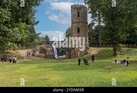 Teil des 18. Jahrhunderts verspottet Stainborough Castle in den Wentworth Castle Gardens des National Trust in Yorkshire, England Stockfoto