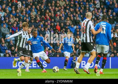 Glasgow, Großbritannien. Oktober 2024. Die Rangers spielten St Mirren im Ibrox-Stadion im William Hill Scottish Premiership-Spiel. Das Ergebnis war Rangers 2 - 0 St Mirren. Die Tore wurden für die Rangers von M Diomande 13 Minuten, V Cerny ^9 Minuten und für St Mirren, A Gogic 26 Minuten erzielt. Quelle: Findlay/Alamy Live News Stockfoto